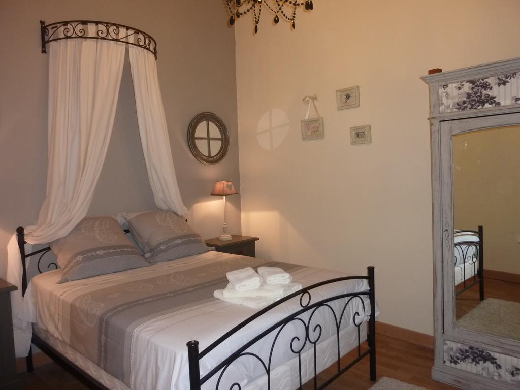 Le Comptoir Des Ecoliers Bed & Breakfast Gémozac Стая снимка
